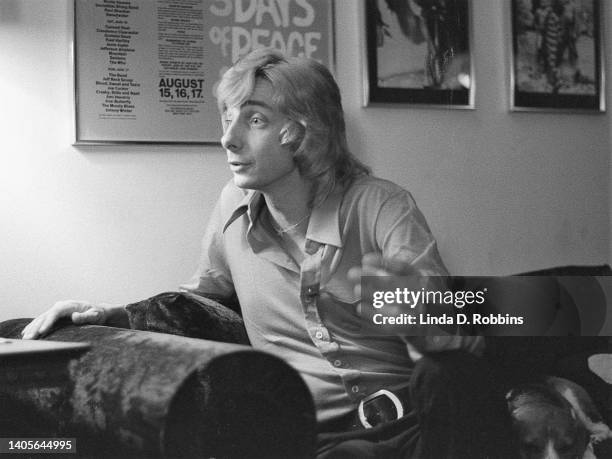 American singer Barry Manilow speaks with an interviewer in his Manhattan apartment, 26th December 1973. With him on the couch is his beagle, Bagel;...