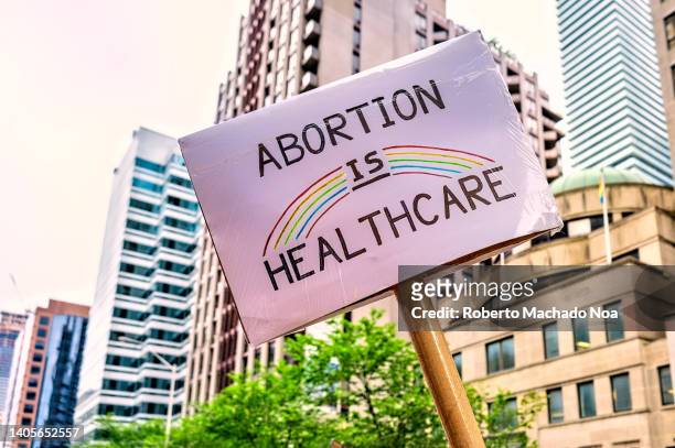 abortion is healthcare - manifestacion fotografías e imágenes de stock