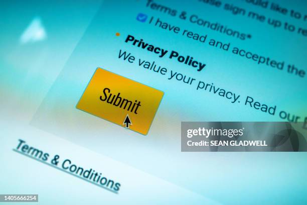 privacy policy submit button - eingabevorrichtung stock-fotos und bilder