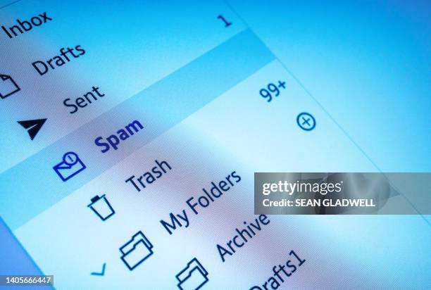 spam email folder on screen - email stockfoto's en -beelden