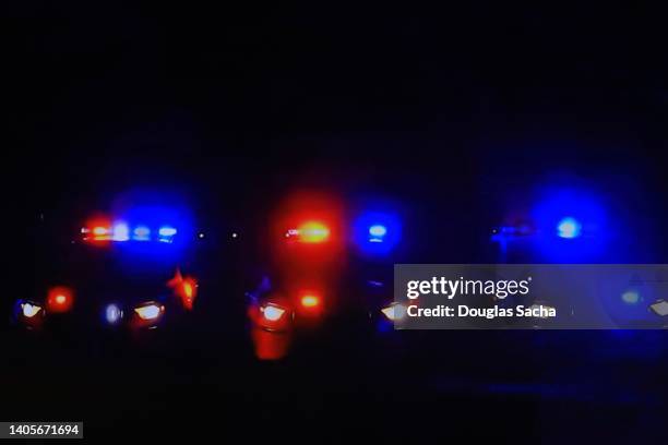 nighttime police road block - police lights - fotografias e filmes do acervo