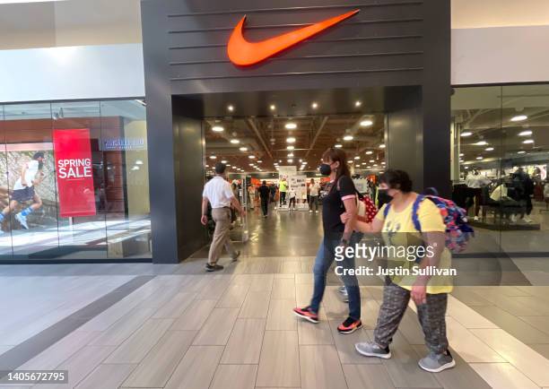 Adviento Paisaje Comprometido 87 fotos e imágenes de Nike Factory Store - Getty Images