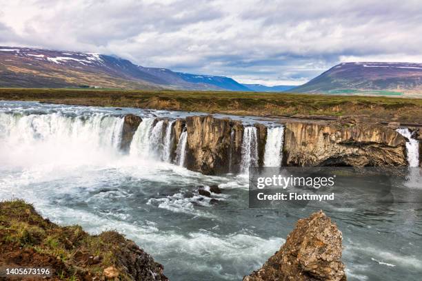 godafoss waterfall is the fourth-largest river in iceland. it is one of the most spectacular waterfalls in the country, falling from a height of 12 meters over a width of 30 meters - fossa river stock pictures, royalty-free photos & images