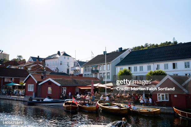 scenic al fresco dining by the waterfront - kragerø stock pictures, royalty-free photos & images