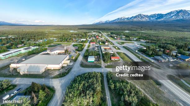 em summer alaska highway levando a enormes montanhas de haines junction, eua - rio yukon - fotografias e filmes do acervo