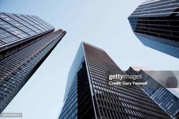 low angle view of skyscrapers in  london - locaux commerciaux photos et images de collection