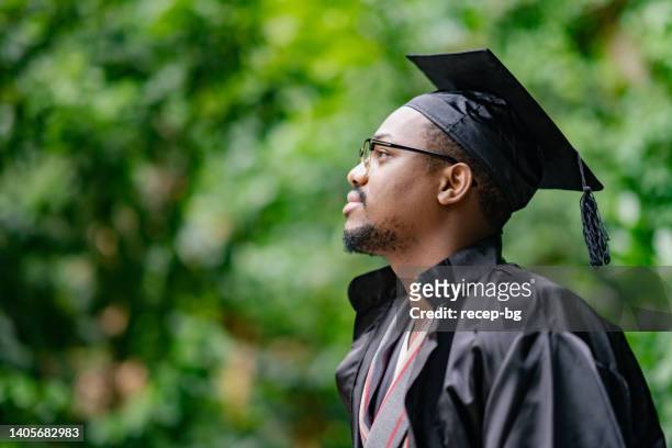 estudante étnico negro celebrando sua formatura - diploma - fotografias e filmes do acervo