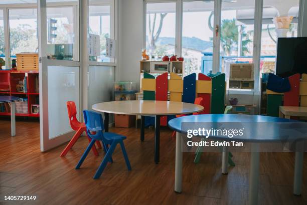 classe de maternelle montessori preschool - ecole-maternelle photos et images de collection