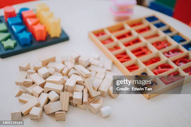 montessori preschool kindergarten classroom table - jogo de palavras imagens e fotografias de stock