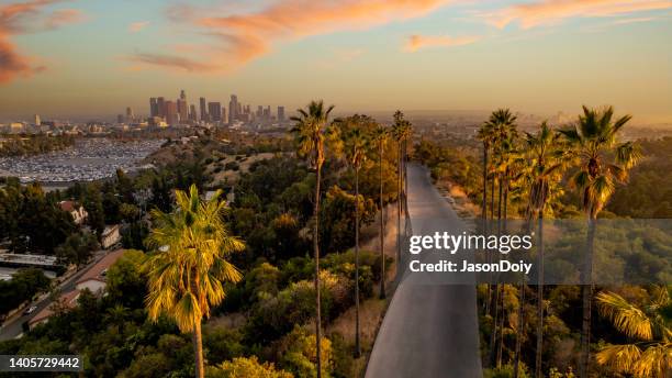 der innenstadt von los angeles bei sonnenuntergang - verwaltungsbezirk los angeles county stock-fotos und bilder