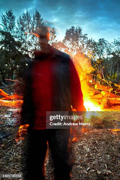 moving man fire at night in forest - andrew eldritch stock-fotos und bilder