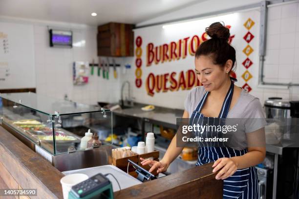 cajero trabajando en un pequeño restaurante mexicano - checkers restaurant fotografías e imágenes de stock