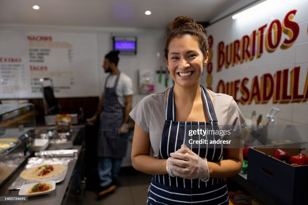 小さなメキシコ料理店で働く幸せな女性