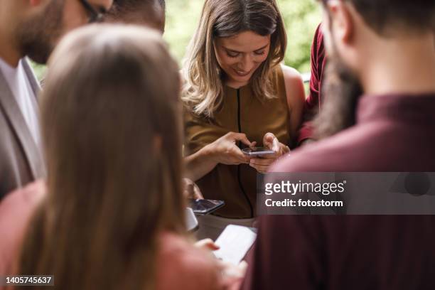 personas de pie en círculo, usando sus teléfonos inteligentes e intercambiando datos - meme fotografías e imágenes de stock
