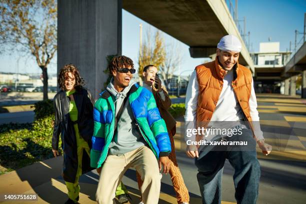 屋外でヒップホップダンスをする20代の男女 - do rag ストックフォトと画像