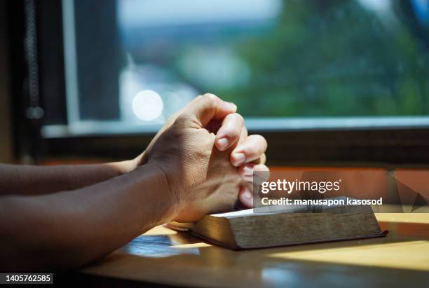 bible. - kruzifix stock-fotos und bilder