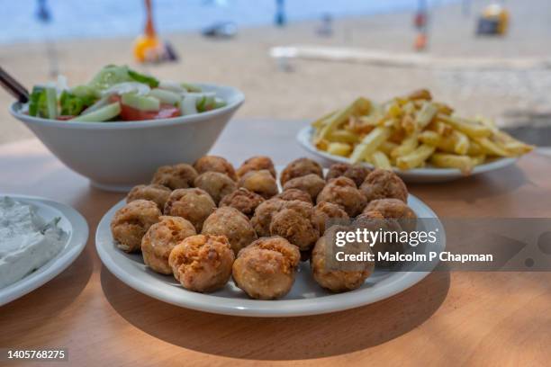 greek food - meatballs (keftedes) - lunch by the sea, lesvos, greece - griekse gerechten stockfoto's en -beelden