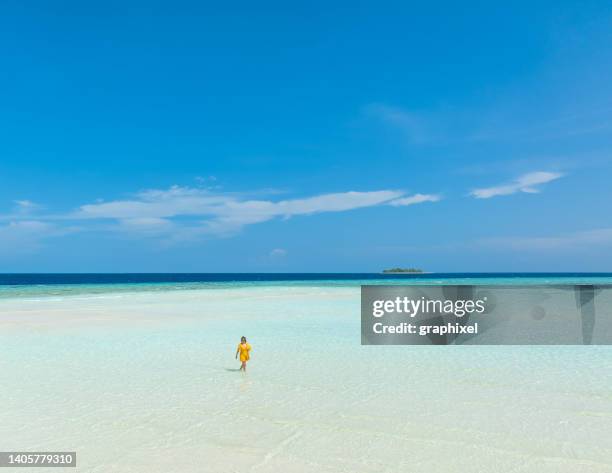 hermosa mujer caminando en el mar turquesa transparente - oceano índico fotografías e imágenes de stock
