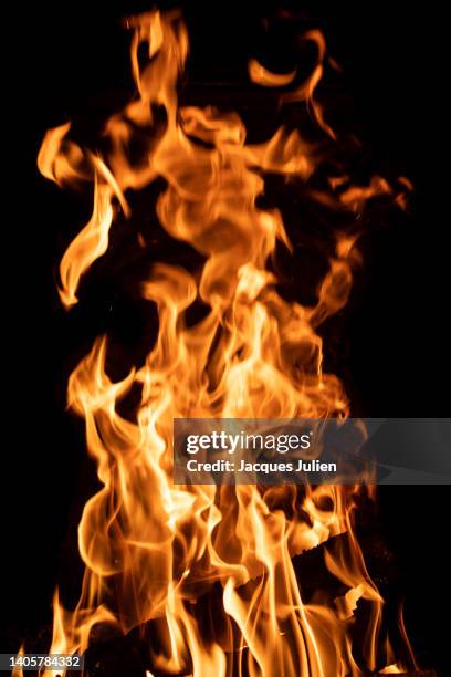 flames with black background - flamme stock-fotos und bilder