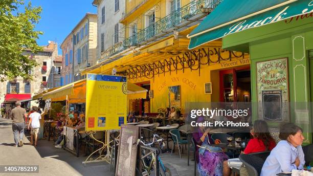 le café la nuit am place du forum in arles, frankreich - arles stock-fotos und bilder