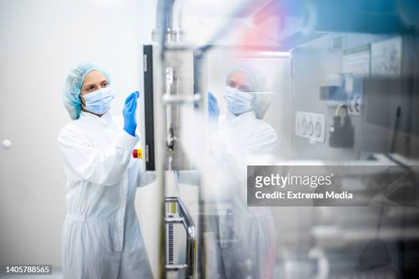 pharmaceutical industry and drug manufacturing - cleanroom bildbanksfoton och bilder