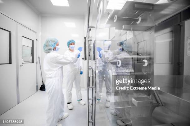 drug manufacturing - pharmaceutical industry and its female scientists employees - pharmaceutical manufacturing machine stock pictures, royalty-free photos & images