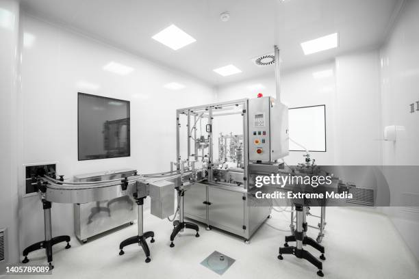 pharmaceutical manufacturing machine in a white laboratory - cleanroom stockfoto's en -beelden