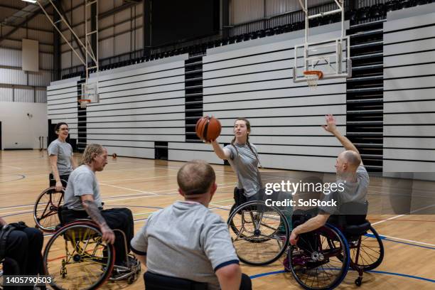 basketball team scoring - wheelchair basketball team stock pictures, royalty-free photos & images