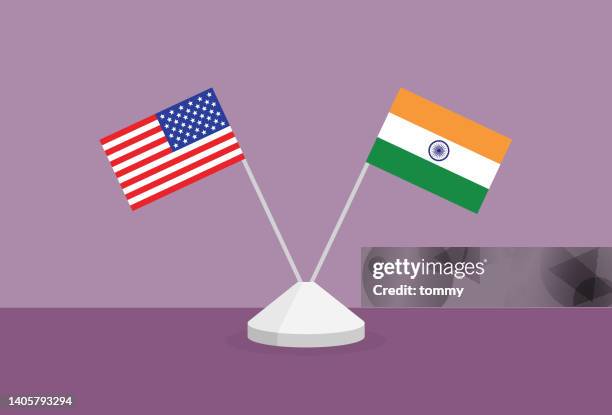 ilustraciones, imágenes clip art, dibujos animados e iconos de stock de bandera de estados unidos e india sobre una mesa - asta
