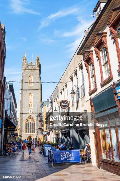 vida en la ciudad de cardiff, gales - cardiff galles fotografías e imágenes de stock