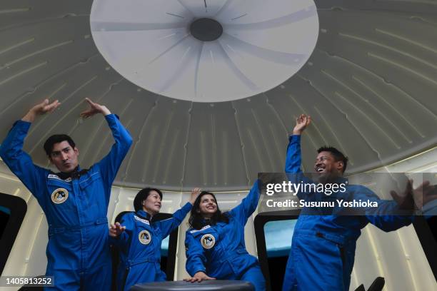 four commercial space travelers experiencing weightlessness in the space ship. - mancanza di gravità foto e immagini stock