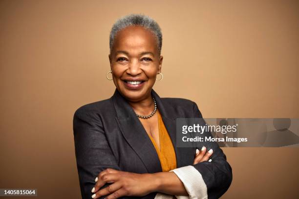 african american mature female ceo with arms crossed - chief executive officer 個照片及圖片檔