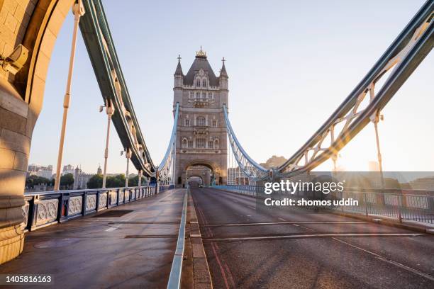 london tower bridge at sunrise - tower bridge imagens e fotografias de stock