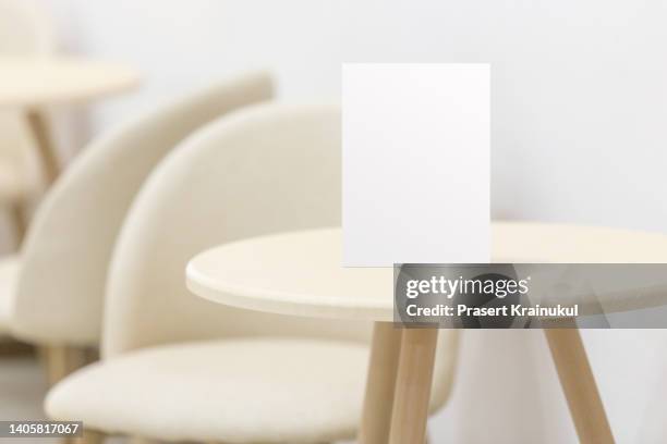 mockup blank menu frame label on wood table in restaurant - man standing white background stock-fotos und bilder