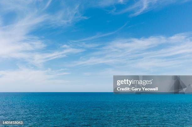 sea and sky - cirrus stockfoto's en -beelden