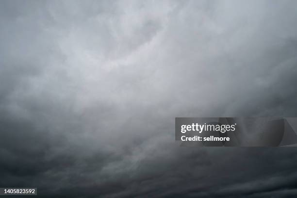 dark clouds in the sky - onheilspellend stockfoto's en -beelden