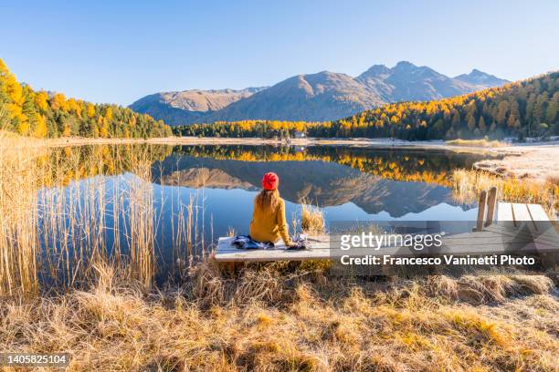 lake staz/lej da staz in autumn, engadine, switzerland. - travel stock-fotos und bilder