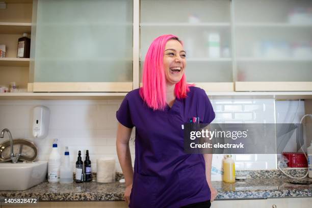 portrait d’une vétérinaire dans sa salle d’examen - blouse dexamen médical photos et images de collection