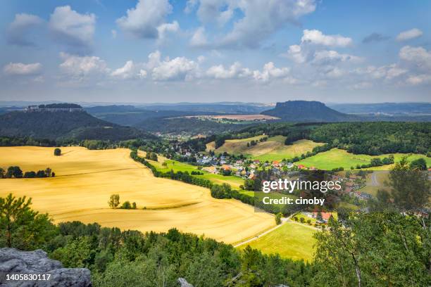 vista de las montañas de arenisca del elba - konigstein y lilienstein (visto desde pfaffenstein), suiza sajona, alemania - bohemia czech republic fotografías e imágenes de stock