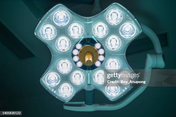 a surgical light in an operating room in hospital. - equipo quirúrgico fotografías e imágenes de stock