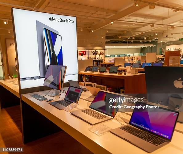 Tegenhanger Mechanisch software Apple MacBook Pro computers display in John Lewis at Home shop,... News  Photo - Getty Images