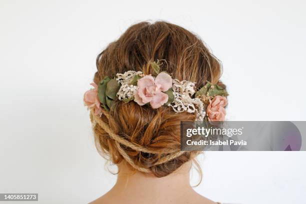 view of girl's hairstyle with small flowers - comunion fotografías e imágenes de stock