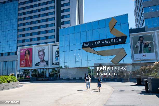 Bloomington, Minnesota, Mall of America, One of the largest malls in the world it is home to over 500 stores.