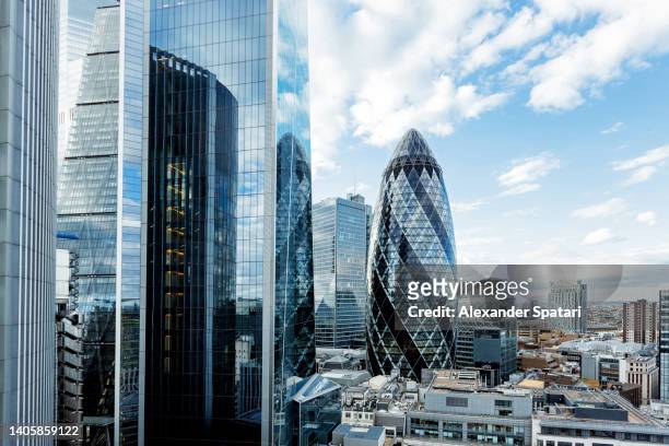 "the gherkin" and skyscraper of london city, high angle view, england, uk - norman foster gebouw stockfoto's en -beelden