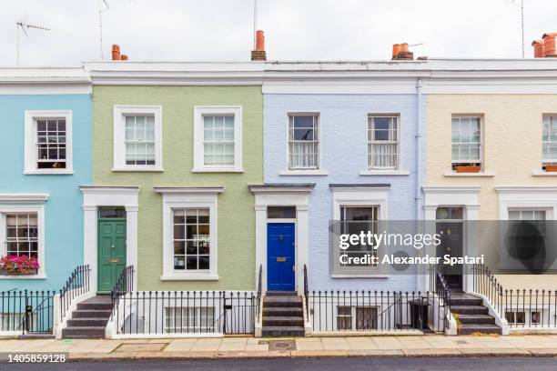 multi-colored townhouses in notting hill, london, uk - façade immeuble photos et images de collection
