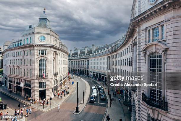 regent street leading to piccadilly circus in london, uk - picadilly circus stockfoto's en -beelden