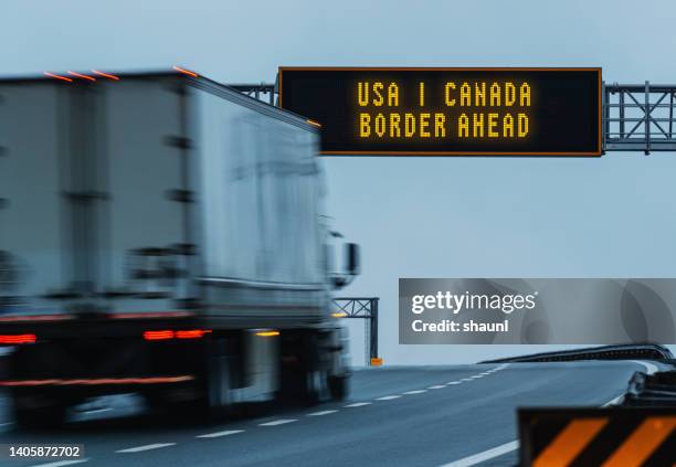 usa | canada border ahead - grens stockfoto's en -beelden