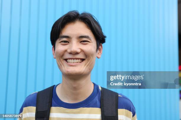 porträt eines selbstbewussten asiatischen mannes mit lächeln - mongolischer-abstammung stock-fotos und bilder