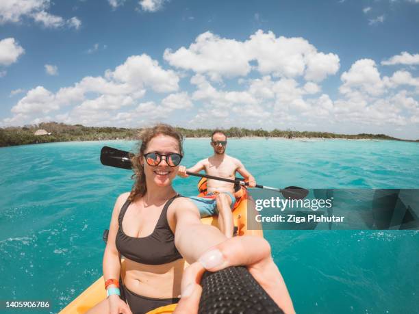 couple exploring bacalar lake with kayak - yucatán schiereiland stockfoto's en -beelden