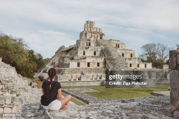 touristin mit blick auf die aussicht auf die ruinen von edzna - maya stock-fotos und bilder